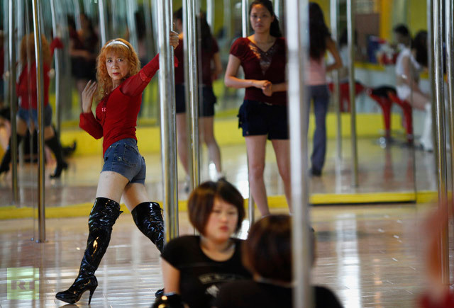 Bà Sun Fengqin tham gia các khóa học múa cột một cách rất chăm chỉ 