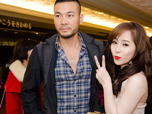 Nữ ca sĩ e ấp và quấn quýt bạn trai không rời trong suốt buổi tiệc