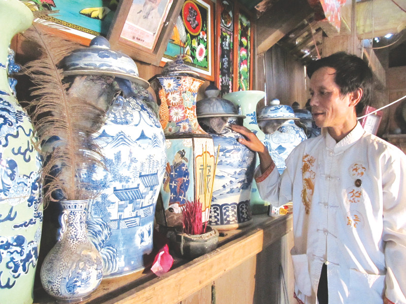 Ngày ngày mân mê những chiếc ché. Ngày ngày mân mê những chiếc ché