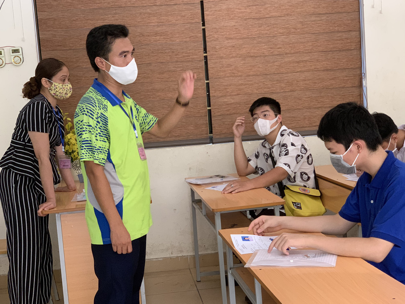 Đi kiểm tra phòng thi, Bộ trưởng Giáo dục được đo nhiệt độ, sát khuẩn tay ảnh 10