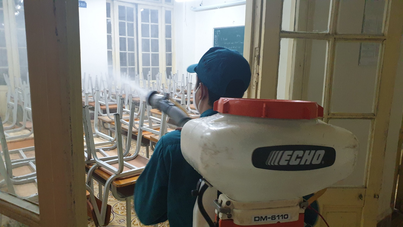 Dọn vệ sinh khử khuẩn, chuẩn bị đón học sinh quay lại trường ảnh 6