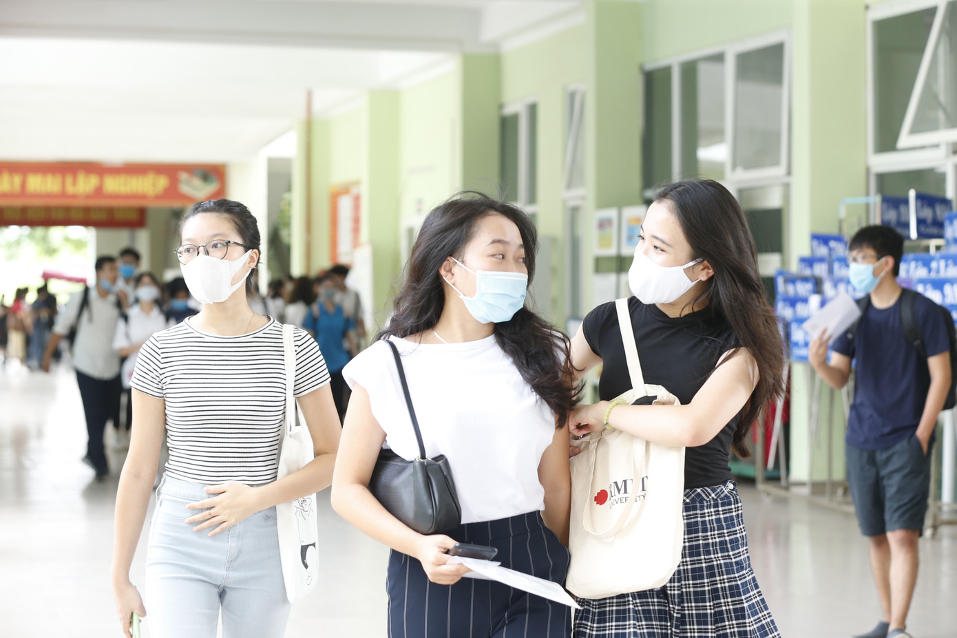 Gần 900.000 sỹ tử khẩu trang kín bưng làm thủ tục thi tốt nghiệp THPT ảnh 1