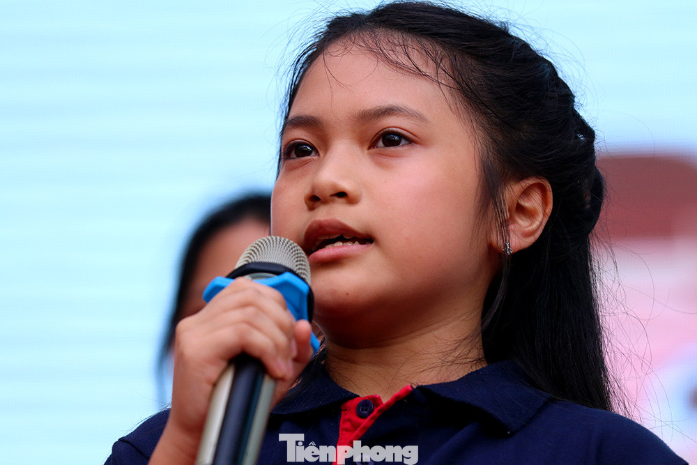 Lời tâm sự xúc động của 'ông nội' trong lễ khai giảng không bóng bay ảnh 1