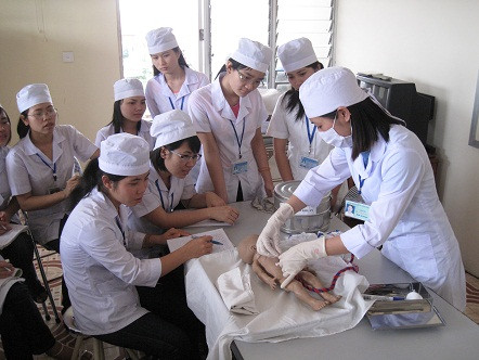 Sinh viên ngành y thực hành