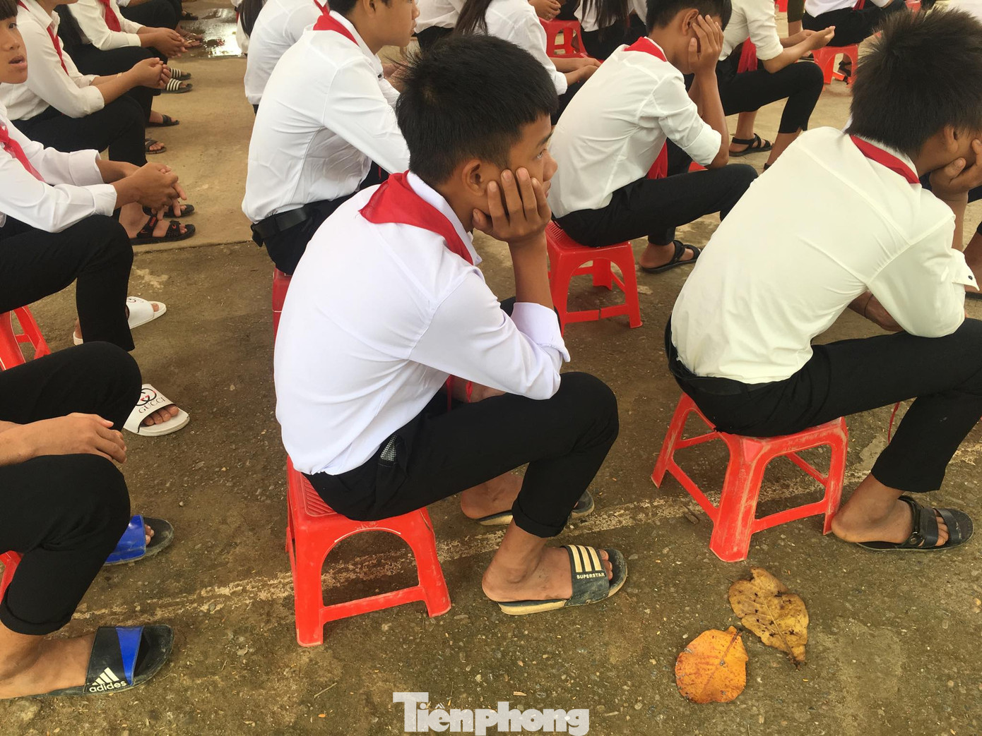 Lễ khai giảng muộn của những học sinh đi dép lê ảnh 4