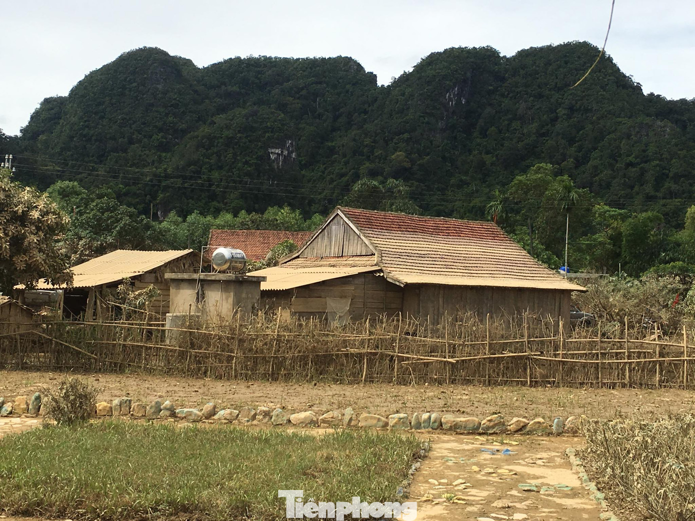 Lễ khai giảng muộn của những học sinh đi dép lê ảnh 1