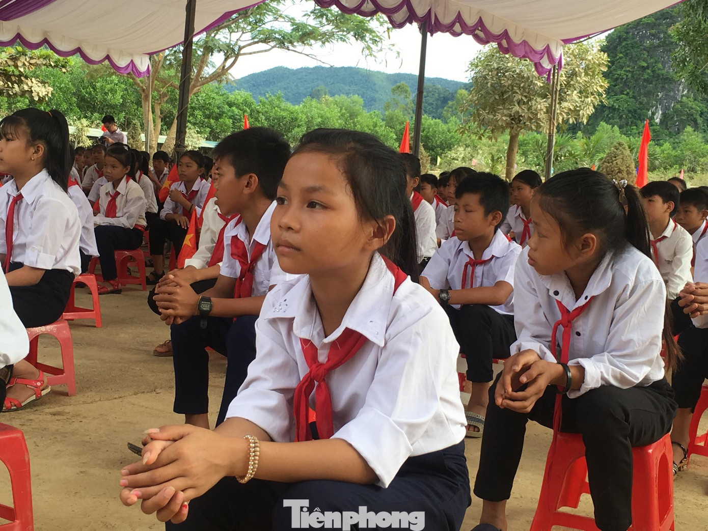 Lễ khai giảng muộn của những học sinh đi dép lê ảnh 5