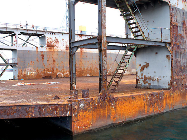 Ụ nổi Venture Dock 2 xuống cấp, han gỉ nặng sau bốn năm bị bỏ không ở vịnh Cam Ranh 