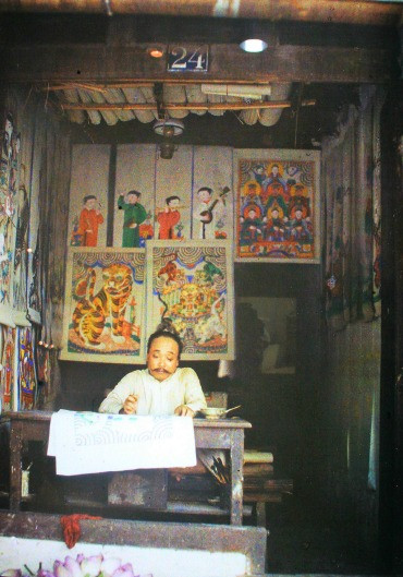  Leon Busy còn chụp nhiều ngành nghề khác như nghệ nhân vẽ tranh Hàng Trống