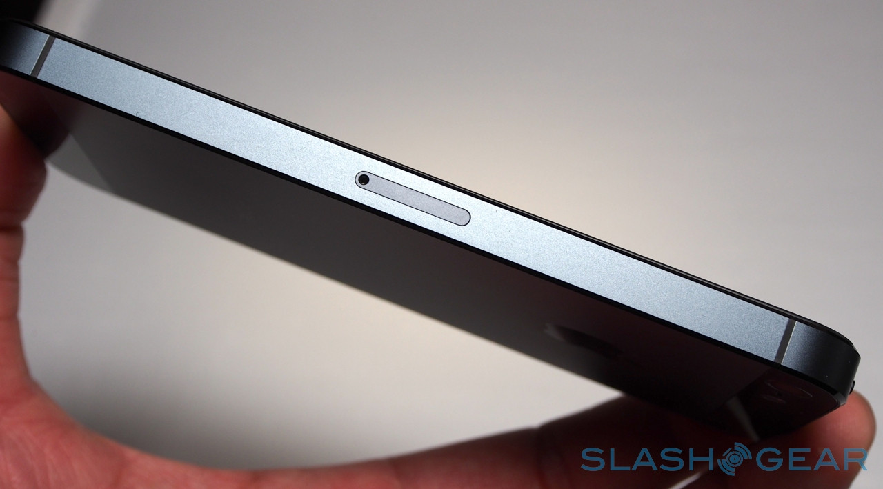 Khe cắm Nano-SIM nhỏ hơn khá nhiều