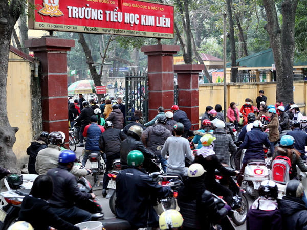 Tắc nghẽn trước cổng trường tiểu học Kim Liên (Đống Đa). Ảnh chụp lúc 17hngayf 1-2