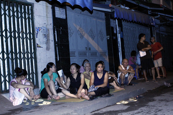 Vật vã chờ đợi thâu đêm