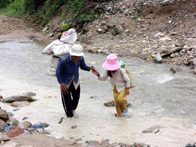 Trẻ em không làm vàng thì cũng cõng chuyển hàng cung cấp cho các bãi vàng ở Phước Thành, Phước Sơn