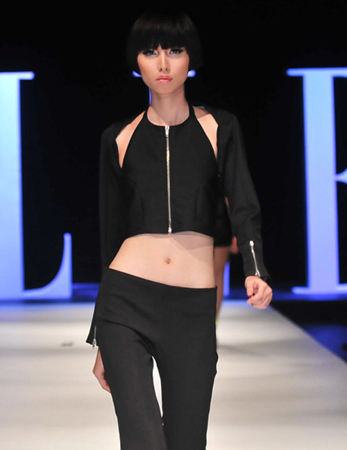 Thùy Dương có thân hình“mỏng tang” như lá lúa với vòng eo 59