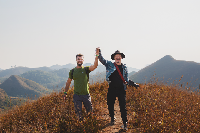 Nhiều du khách nước ngoài cũng thích thú tới Cao Bằng để trải nghiệm mùa cỏ cháy (Ảnh: Thái Dương AC). Nhiều du khách nước ngoài cũng thích thú tới Cao Bằng để trải nghiệm mùa cỏ cháy (Ảnh: Thái Dương AC).