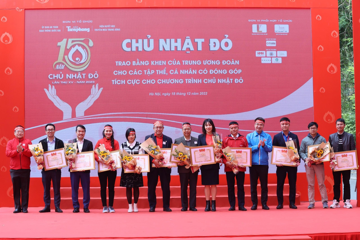 Ban tổ chức cũng trao tặng kỷ niệm chương “Chủ nhật Đỏ” cho các cá nhân, nhà báo, phóng viên có nhiều đóng góp trong việc tổ chức chương trình và các đơn vị tổ chức, đơn vị tài trợ đã đồng hành cùng chương trình trong suốt những năm vừa qua. Ảnh: Như Ý