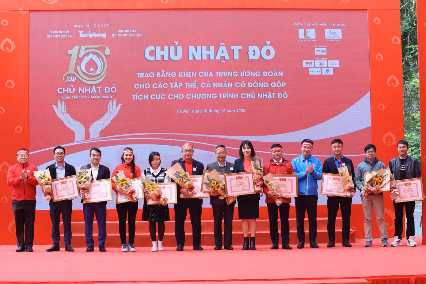 Ban tổ chức cũng trao tặng kỷ niệm chương “Chủ nhật Đỏ” cho các cá nhân, nhà báo, phóng viên có nhiều đóng góp trong việc tổ chức chương trình và các đơn vị tổ chức, đơn vị tài trợ đã đồng hành cùng chương trình trong suốt những năm vừa qua. Ảnh: Như Ý