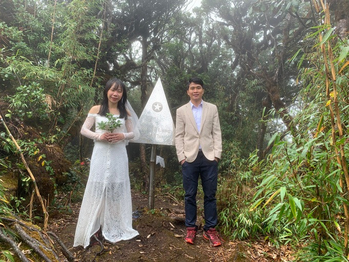 Cặp đôi check-in trên đỉnh Pờ Ma Lung (Ảnh: Cỏ).