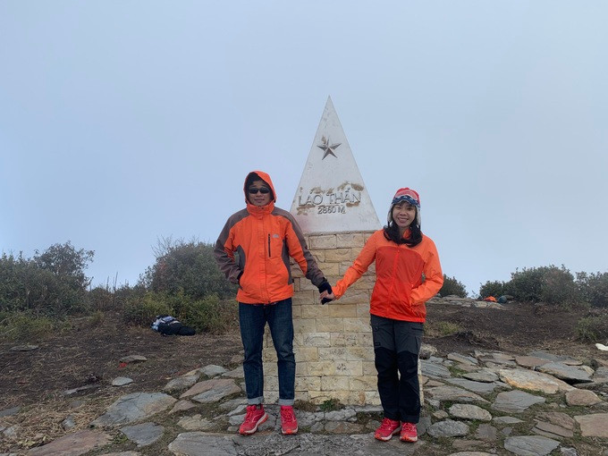 Cặp đôi chinh phục đỉnh Lảo Thẩn ở độ cao 2.860m (Ảnh: Cỏ).