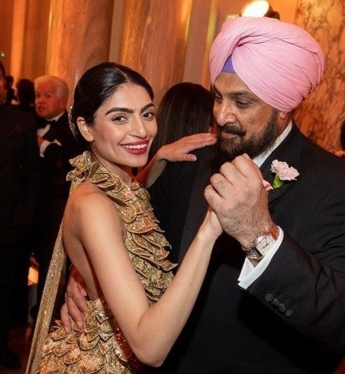 Công chúa Ineyatind Kaur khiêu vũ cùng cha của mình trong vũ hội. Công chúa Ineyatind Kaur khiêu vũ cùng cha của mình trong vũ hội.