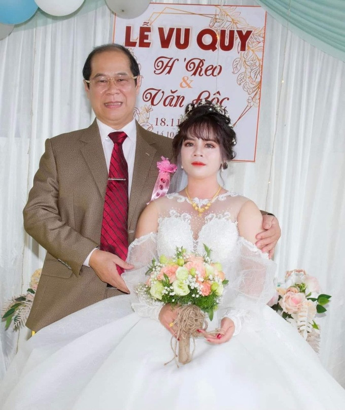 Ông Nhật và con gái nuôi trong lễ cưới (Ảnh: Nhân vật cung cấp).