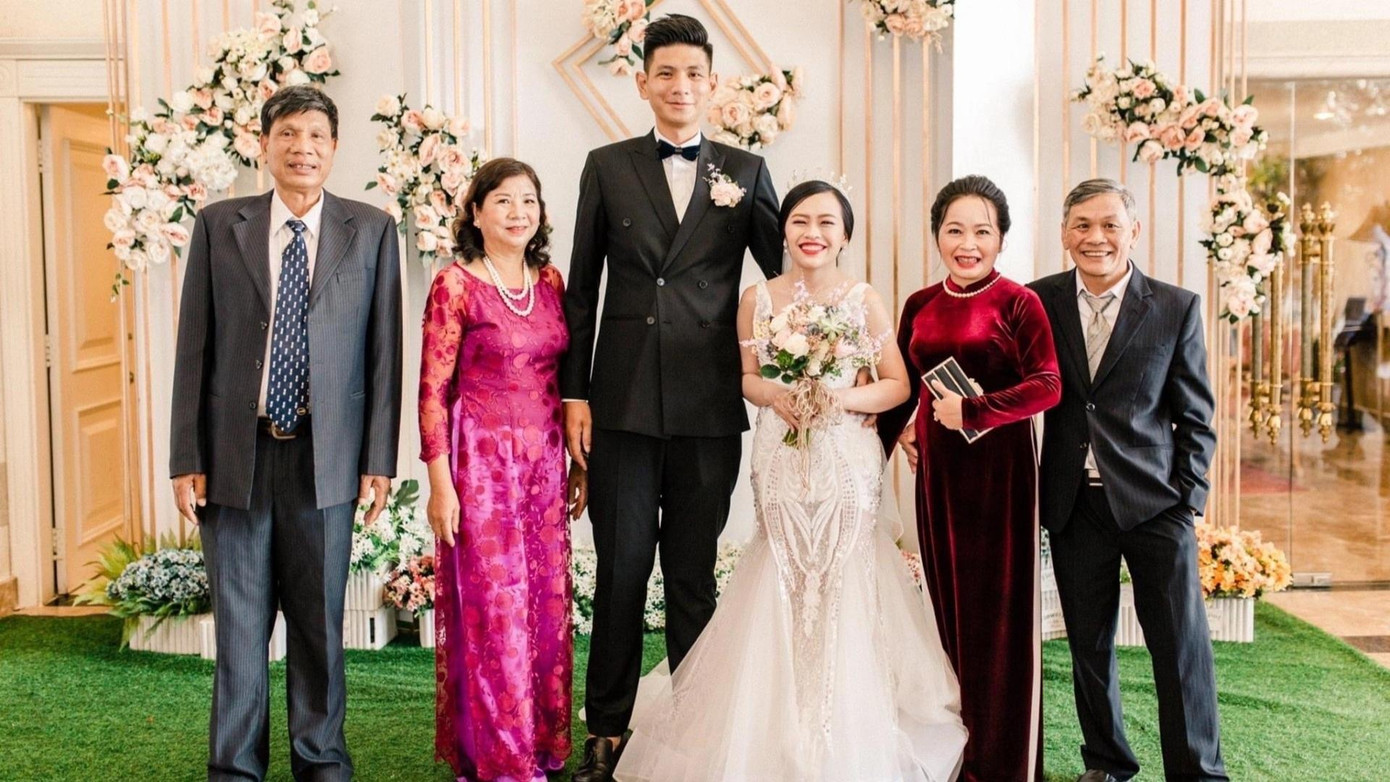 Ngày cưới của cặp đôi &quot;đũa lệch&quot;, nhiều người tò mò đến xem chú rể cao gần 2 mét (Ảnh: NVCC).