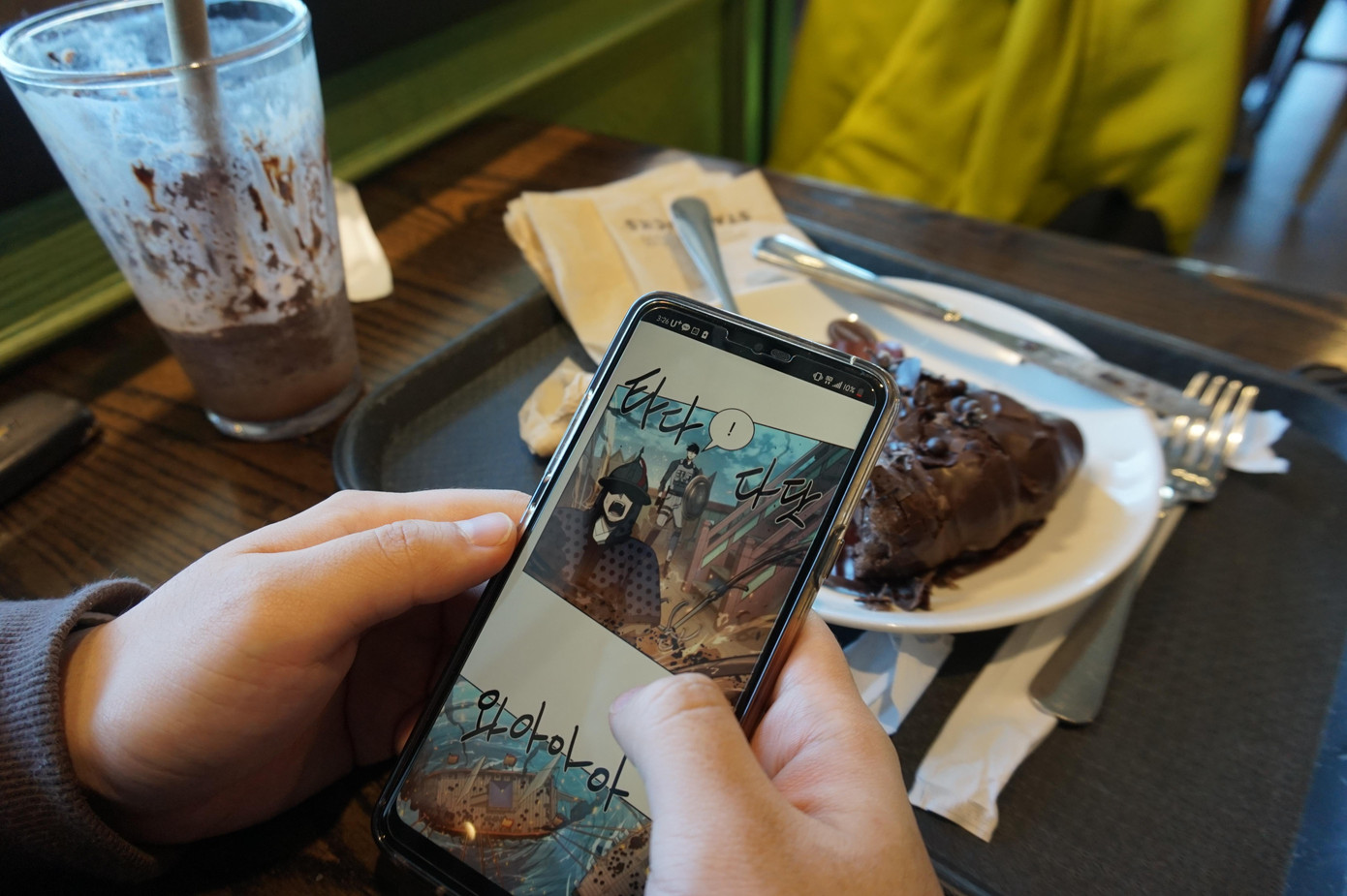 Một khách hàng đọc webtoon trong quán cà phê ở Paju. Ảnh: David D.Lee. Một khách hàng đọc webtoon trong quán cà phê ở Paju. Ảnh: David D.Lee.