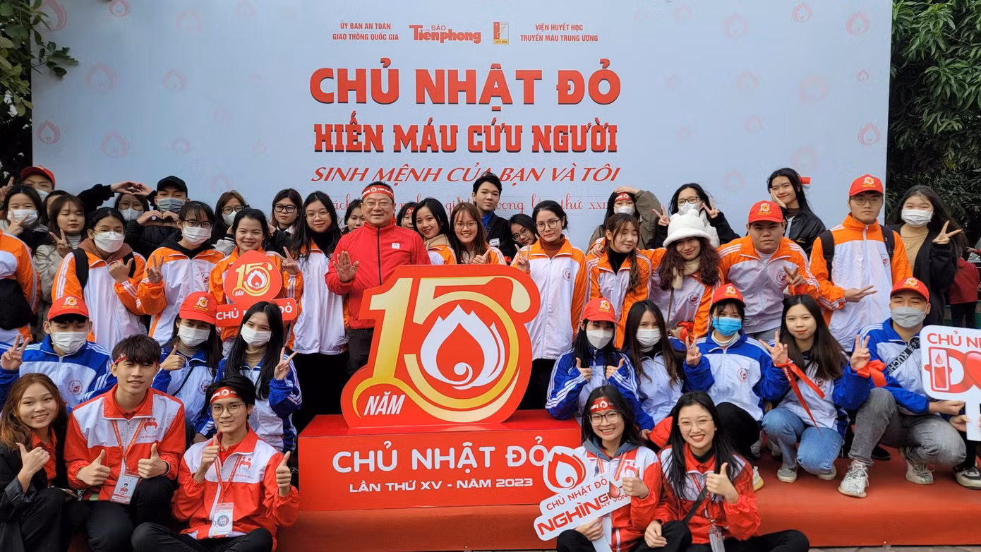 Nhà báo Lê Xuân Sơn - Tổng biên tập Báo Tiền Phong chụp ảnh cùng các sinh viên - Ảnh: Hoàng Mạnh Thắng