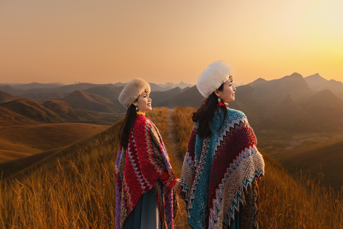 Du khách diện các trang phục có màu sắc rực rỡ, kết hợp phụ kiện như mũ, áo choàng, khăn,... để có những bức hình lung linh ở đồi cỏ cháy Ba Quáng (Ảnh: Thái Dương AC). Du khách diện các trang phục có màu sắc rực rỡ, kết hợp phụ kiện như mũ, áo choàng, khăn,... để có những bức hình lung linh ở đồi cỏ cháy Ba Quáng (Ảnh: Thái Dương AC).