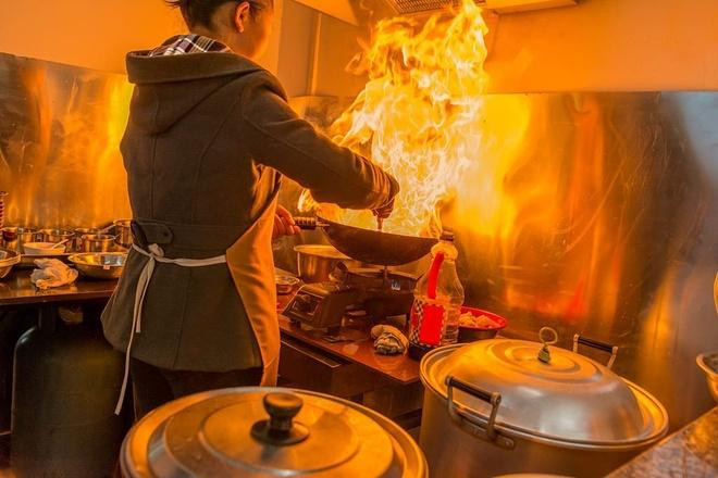 Nhiều người cho rằng xã hội đang quá kỳ vọng vào việc phụ nữ phải biết nấu ăn. Ảnh: iStock.