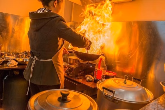 Nhiều người cho rằng xã hội đang quá kỳ vọng vào việc phụ nữ phải biết nấu ăn. Ảnh: iStock.