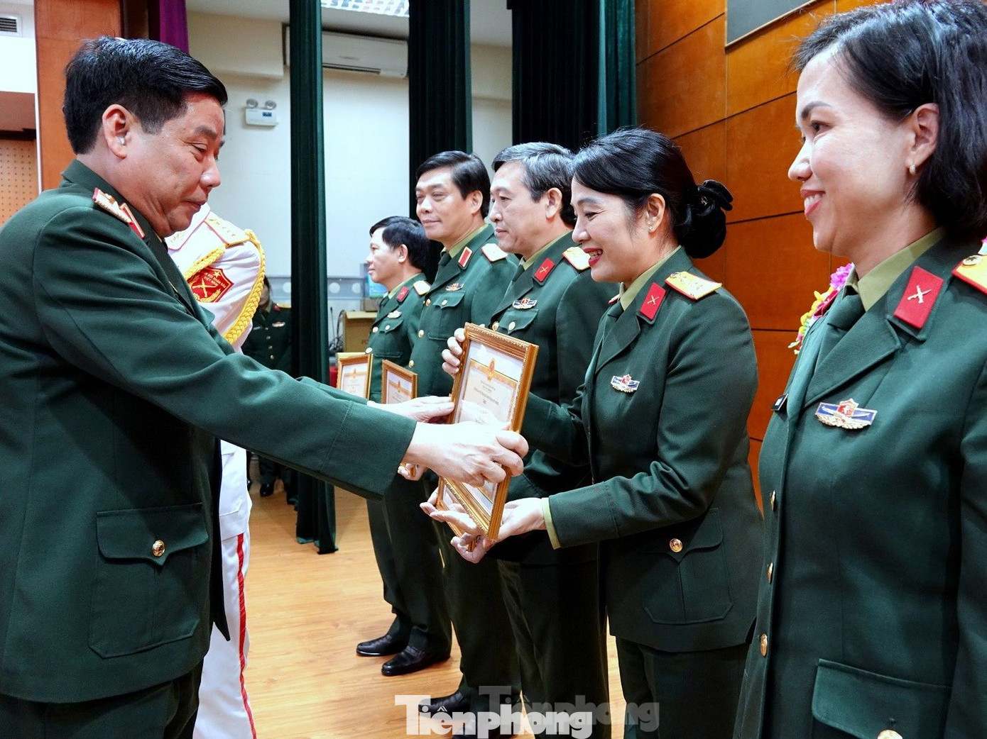 Thiếu tướng Nguyễn Văn Gấu trao thưởng cho các tập thể, cá nhân đạt thành tích xuất sắc trong công tác VSTBCPN và BĐG năm 2022 tại điểm cầu trung tâm, sáng 28/12. Ảnh: Nguyễn Minh Thiếu tướng Nguyễn Văn Gấu trao thưởng cho các tập thể, cá nhân đạt thành tích xuất sắc trong công tác VSTBCPN và BĐG năm 2022 tại điểm cầu trung tâm, sáng 28/12. Ảnh: Nguyễn Minh