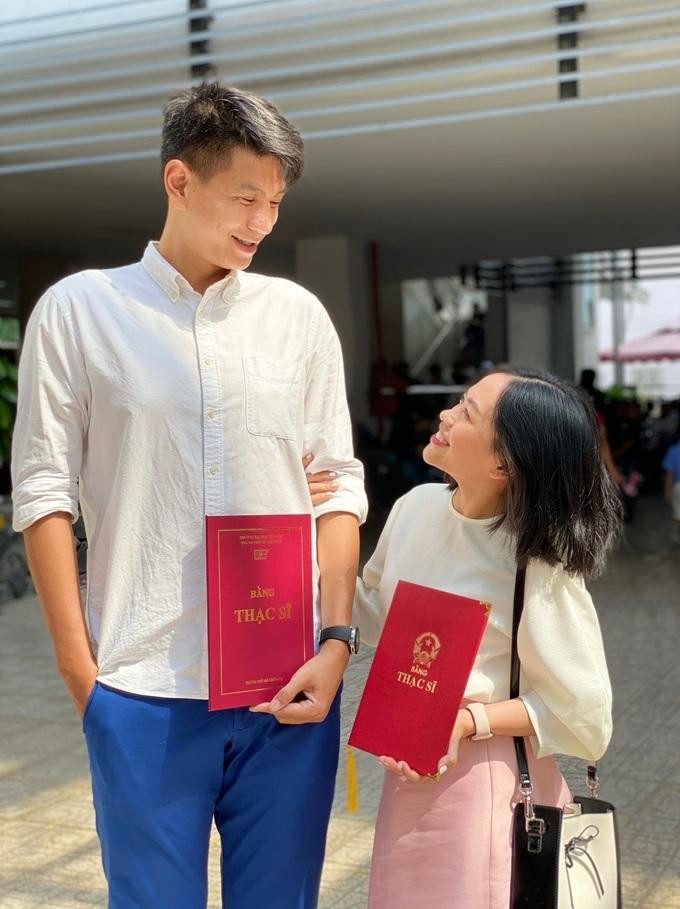 Cứ nghĩ mọi chuyện sẽ suôn sẻ, ấy vậy khi nghe tâm sự rằng người bạn thân cũng để mắt đến Hải, Ngọc chỉ đành giấu nhẹm cảm xúc, ủng hộ cô bạn chủ động tìm cách liên hệ với anh chàng.