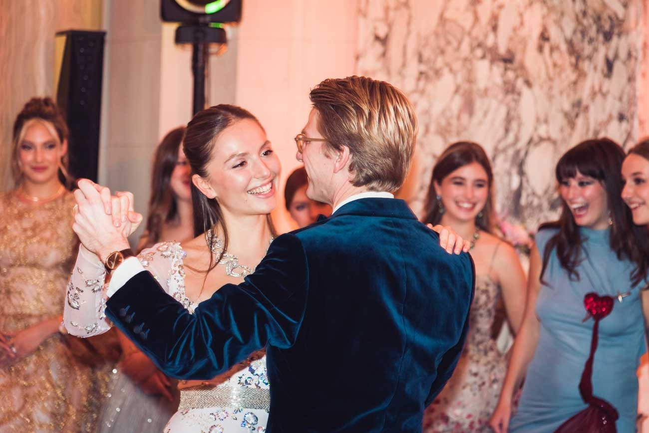 Công chúa Hélène nổi bật với nét đẹp nàng thơ trong vũ hội của giới siêu giàu. Công chúa Hélène nổi bật với nét đẹp nàng thơ trong vũ hội của giới siêu giàu.