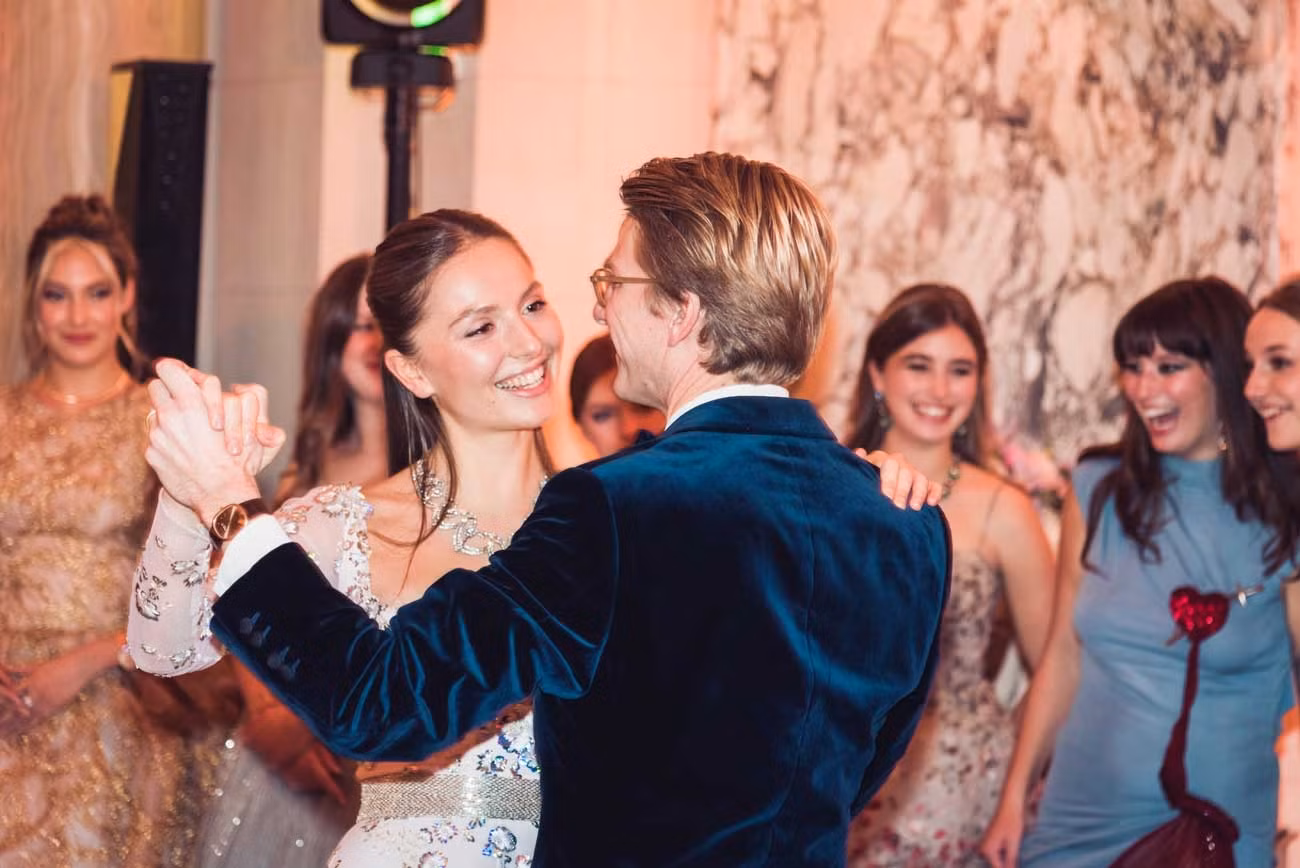 Công chúa Hélène nổi bật với nét đẹp nàng thơ trong vũ hội của giới siêu giàu. Công chúa Hélène nổi bật với nét đẹp nàng thơ trong vũ hội của giới siêu giàu.