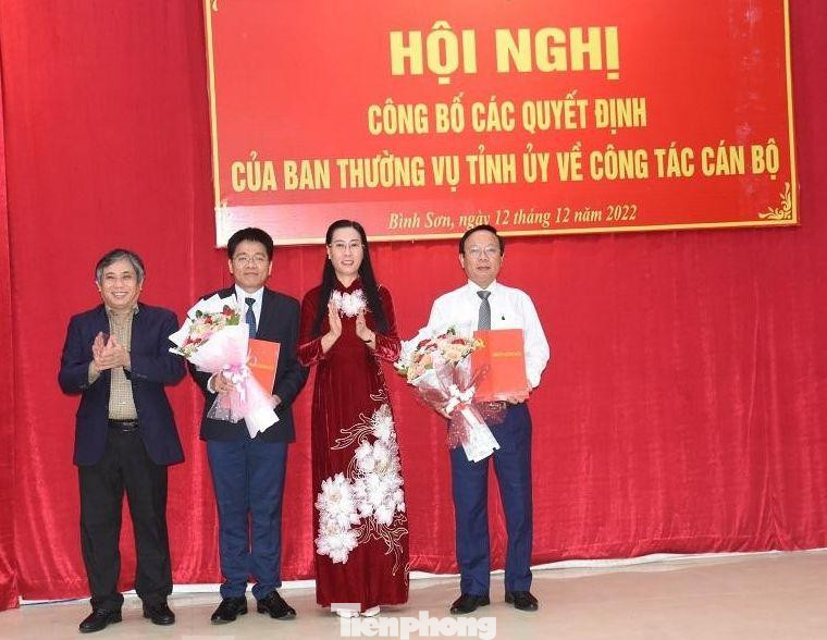 Bí thư Tỉnh ủy Quảng Ngãi Bùi Thị Quỳnh Vân trao Quyết định và tặng hoa chúc mừng ông Lương Kim Sơn và ông Nguyễn Tưởng Duy.