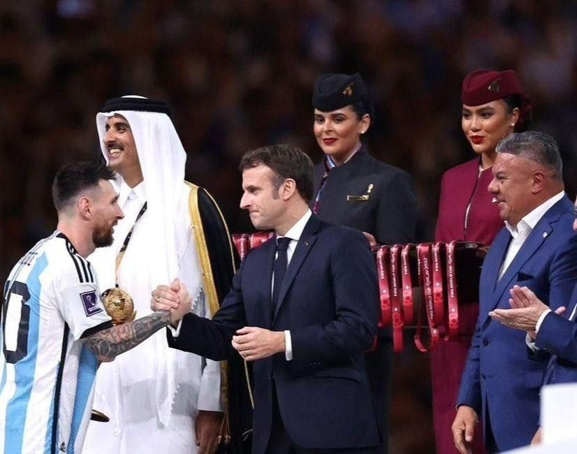 Mai Trang (mặc đồng phục màu tím) xuất hiện trong phần trao giải đêm chung kết của World Cup 2022.