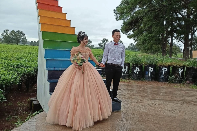 Cặp đôi chụp hình cưới đơn giản tại một điểm tham quan gần nhà (Ảnh: Nhân vật cung cấp).