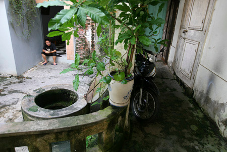 Sân giếng chung vắng vẻ, nước giếng bây giờ chỉ còn được trọng dụng trong những ngày hè nóng bức, rửa các đồ vật mà thôi