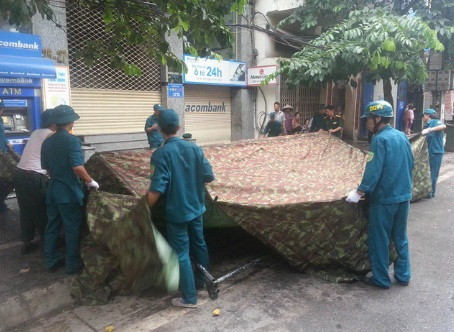 ẢNH: Hiện trường vụ sập nhà 3 tầng kinh hoàng ở Cửa Bắc ảnh 13