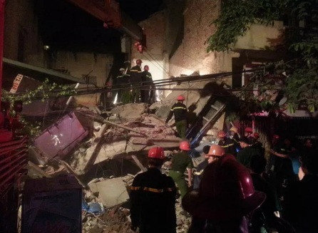 ẢNH: Hiện trường vụ sập nhà 3 tầng kinh hoàng ở Cửa Bắc ảnh 1