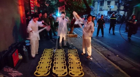 ẢNH: Hiện trường vụ sập nhà 3 tầng kinh hoàng ở Cửa Bắc ảnh 7