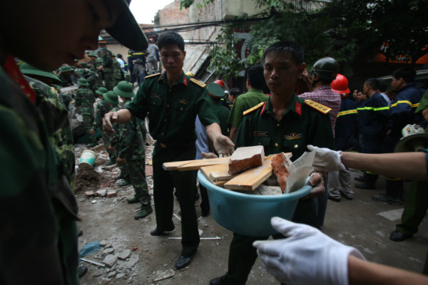 Ảnh xúc động: Hối hả giải cứu nạn nhân vụ sập nhà 4 tầng ảnh 6