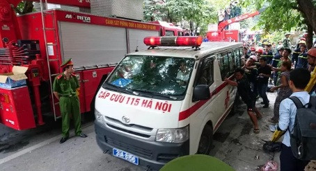 ẢNH: Hiện trường vụ sập nhà 3 tầng kinh hoàng ở Cửa Bắc ảnh 12