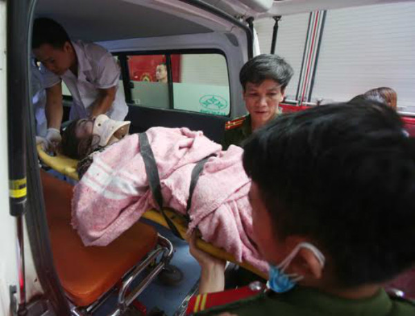 Ảnh xúc động: Hối hả giải cứu nạn nhân vụ sập nhà 4 tầng ảnh 14