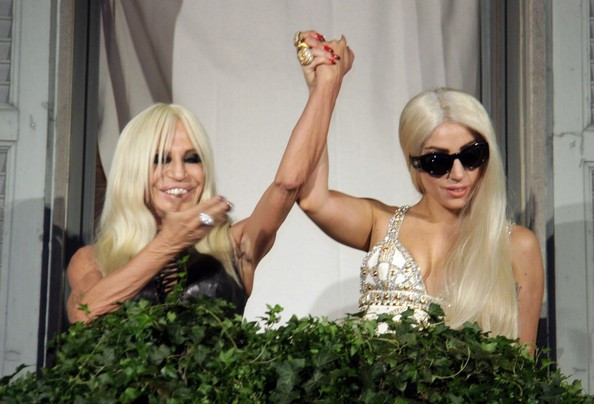 Lady Gaga thân thiết với nhà thiết kế nổi tiếng Donatella Versace