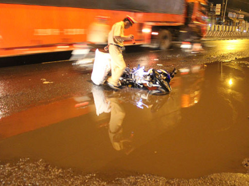 Nơi cô gái trẻ chết do tai nạn giao thông là một vũng nước ứ đọng lấn trọn phần đường giành cho xe máy. Ảnh: Ngô Thiên Phúc. Nơi cô gái trẻ chết do tai nạn giao thông là một vũng nước ứ đọng lấn trọn phần đường giành cho xe máy. Ảnh: Ngô Thiên Phúc