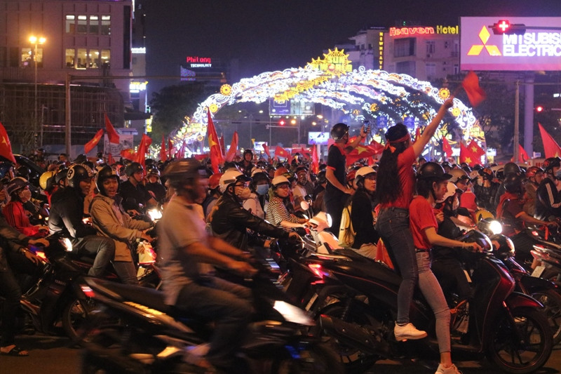 U23 Việt Nam giành Á quân, CĐV Đà Nẵng đốt pháo sáng ăn mừng ảnh 2