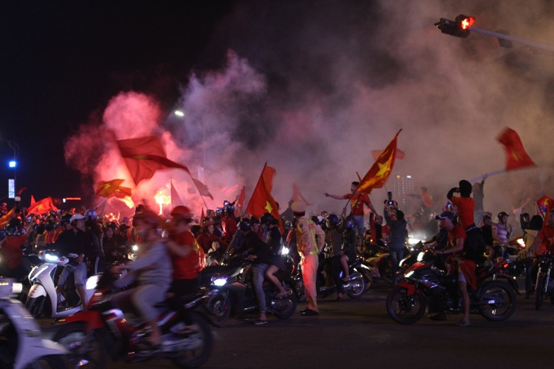 U23 Việt Nam giành Á quân, CĐV Đà Nẵng đốt pháo sáng ăn mừng ảnh 5