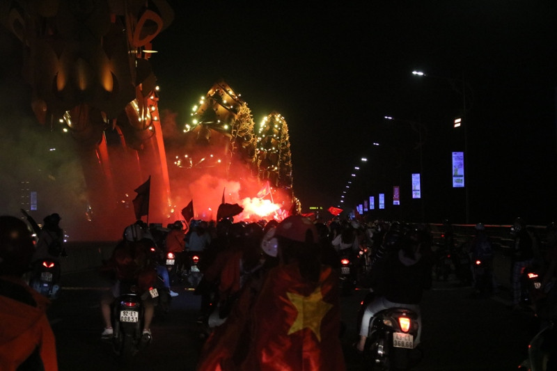 U23 Việt Nam giành Á quân, CĐV Đà Nẵng đốt pháo sáng ăn mừng ảnh 3